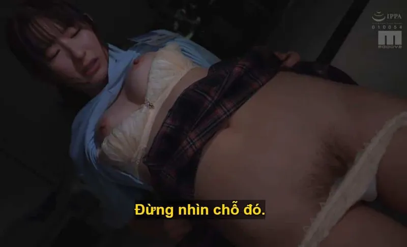 Ông sếp toan tính "làm tình" với cô nhân viên kiêu kỳ lười nhác, suốt ngày chỉ mải mê chat chit cùng người yêu.